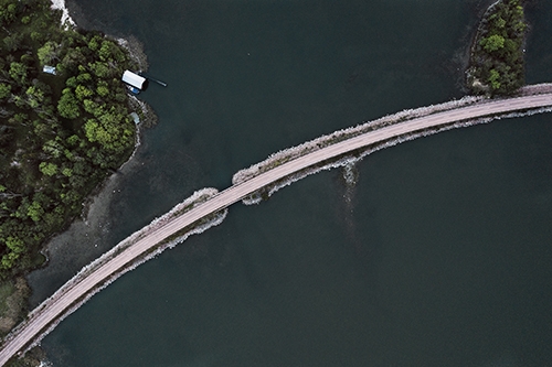 Tie Järsöön kiemurtelee siltapengerten yli yhdistäen useita saaria toisiinsa.